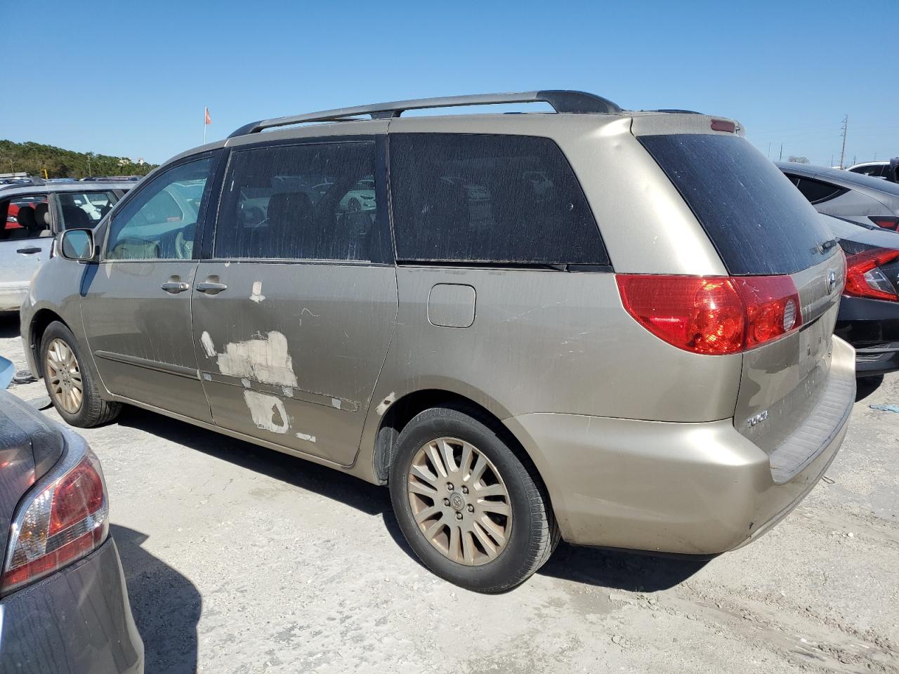 2010 Toyota Sienna - Image 2