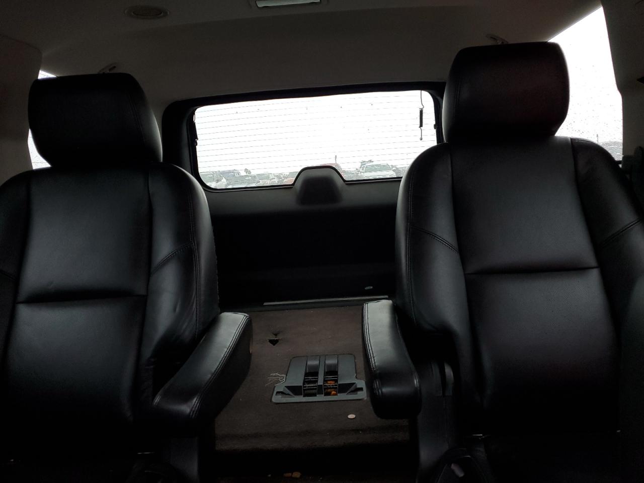 2011 Cadillac Escalade - Image 10