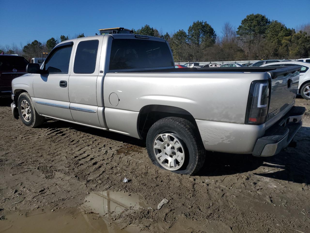 2006 GMC Sierra - Image 2