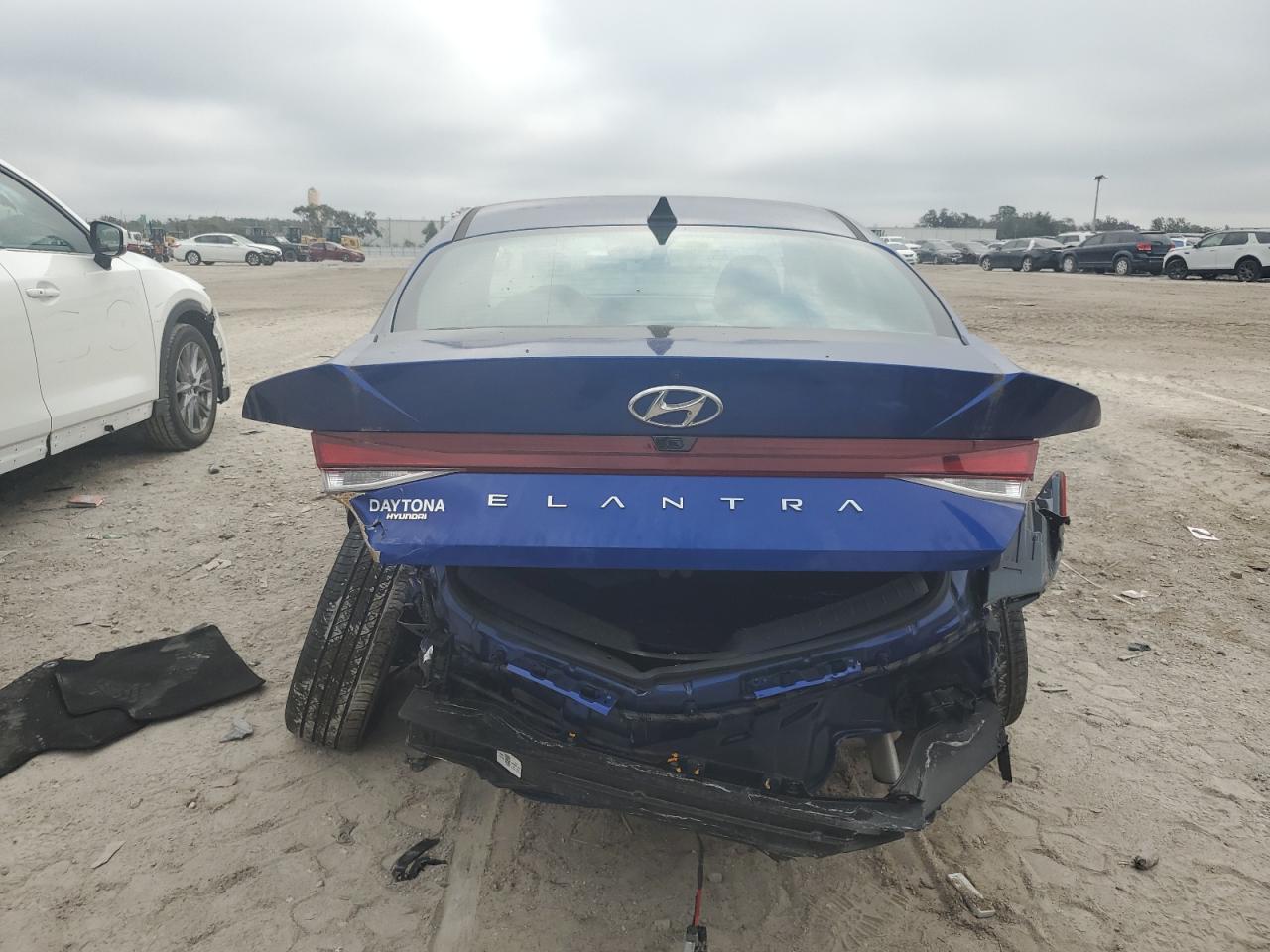 2022 Hyundai Elantra - Image 6