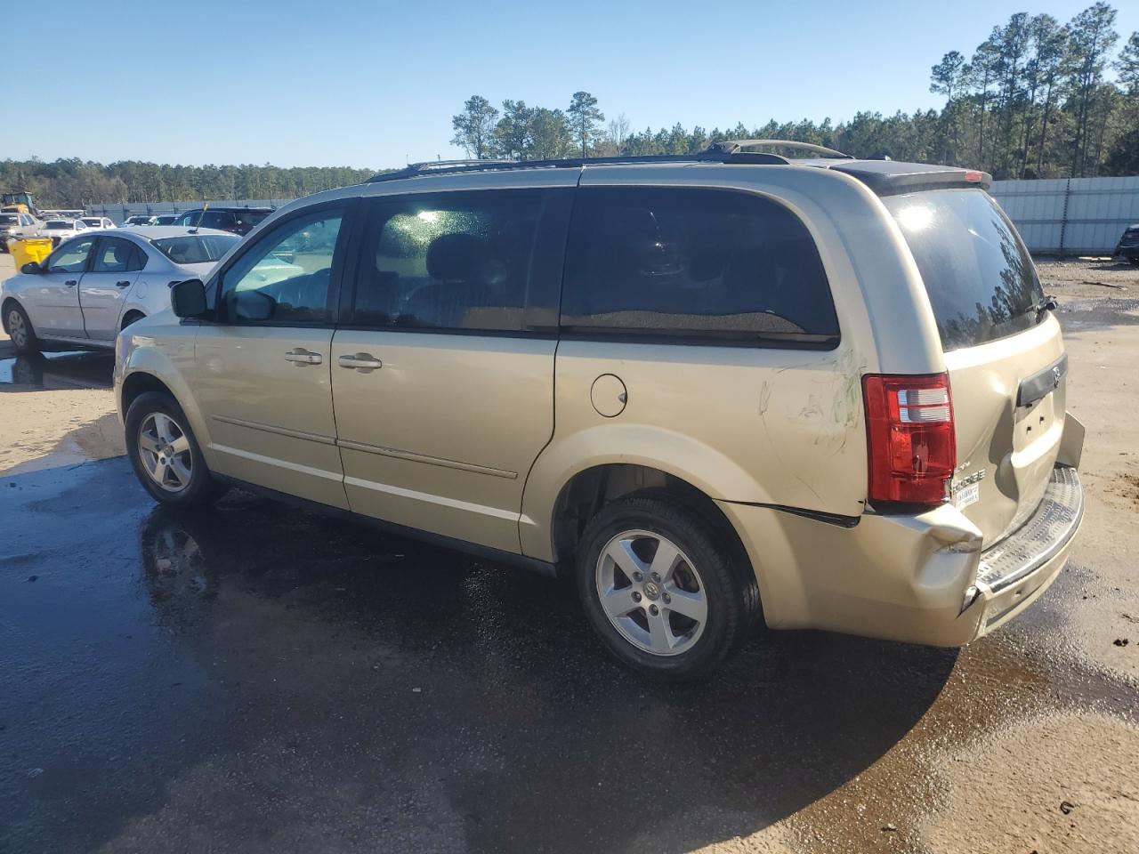 2010 Dodge Caravan - Image 2