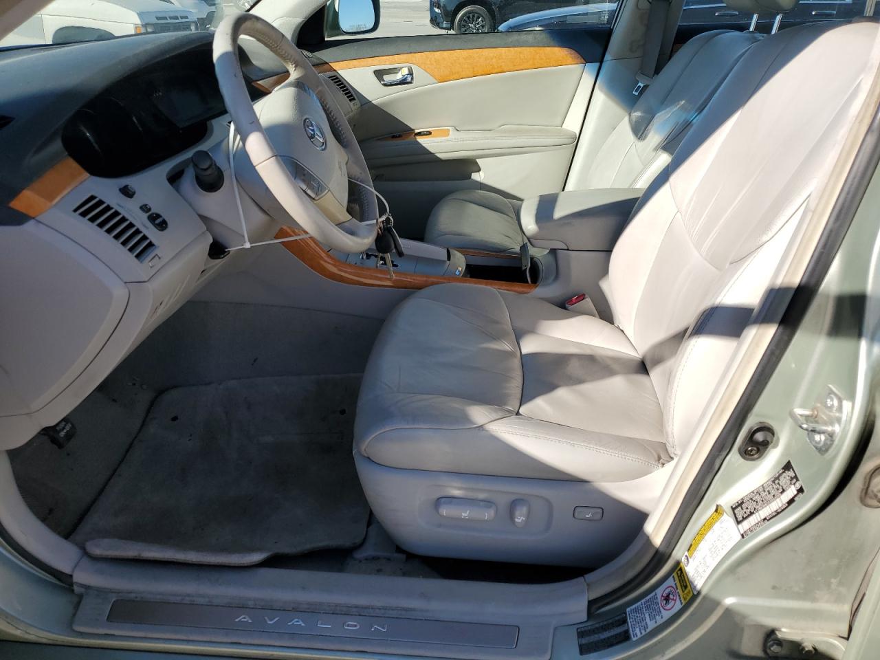 2005 Toyota Avalon - Image 8
