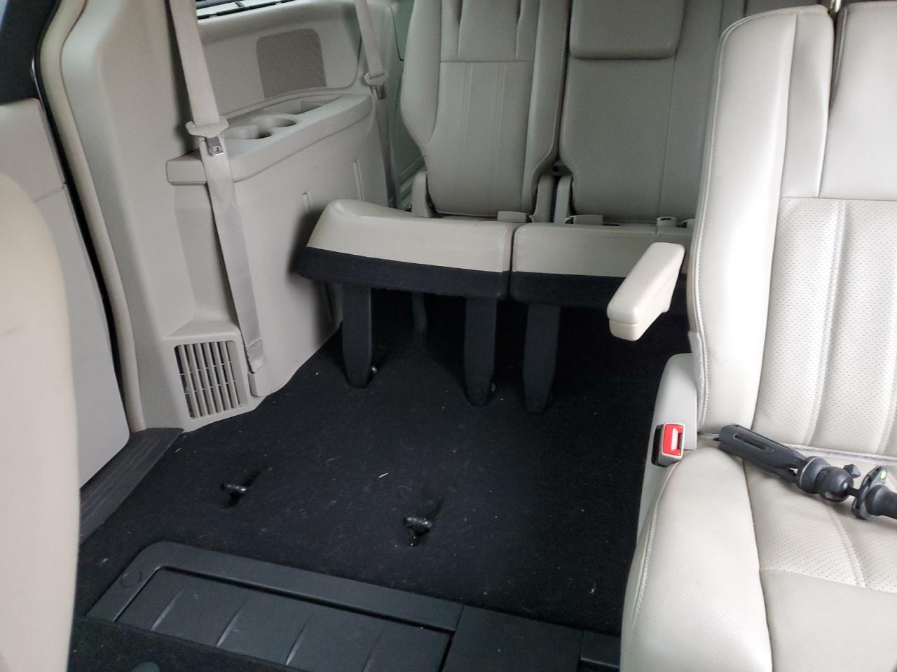 2013 Chrysler Town & Country - Image 10