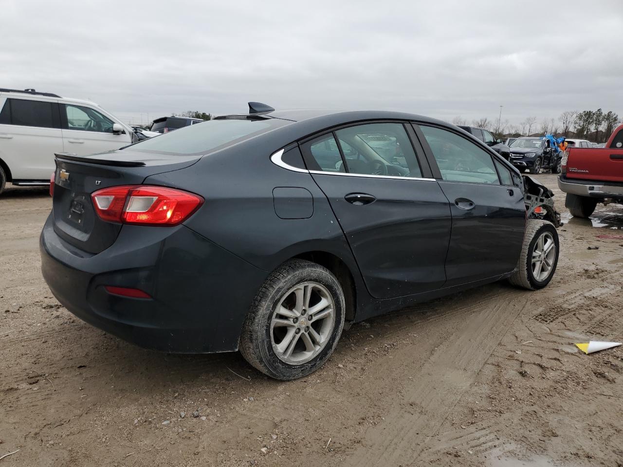2018 Chevrolet Cruze - Image 3