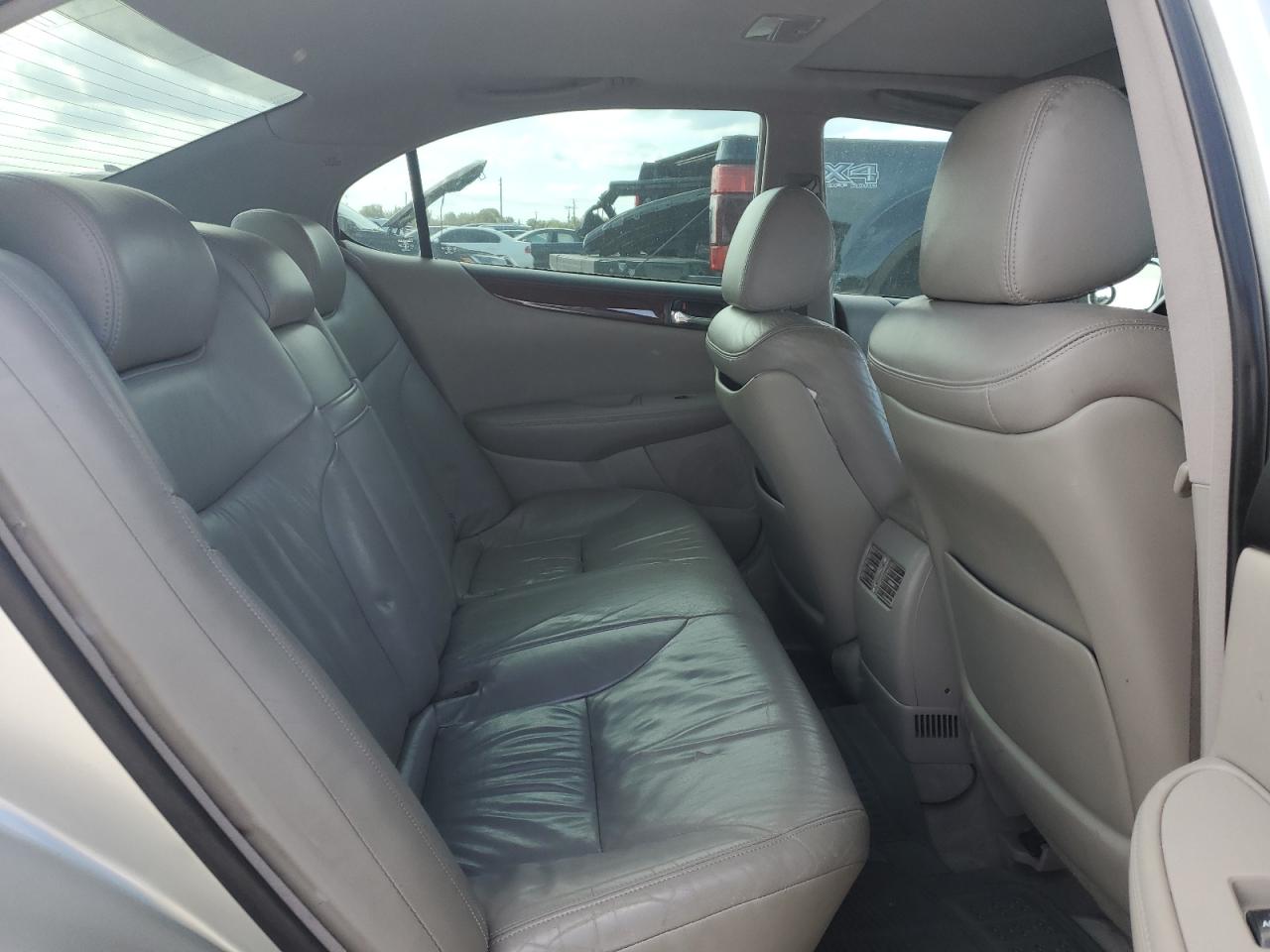 2003 Lexus ES - Image 11
