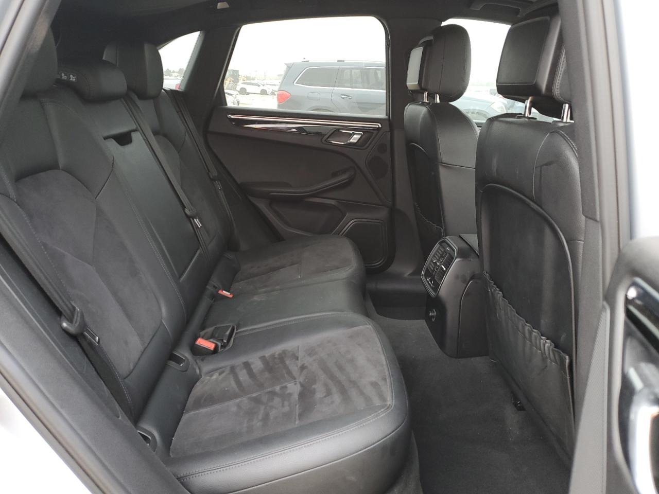 2016 Porsche Macan - Image 11