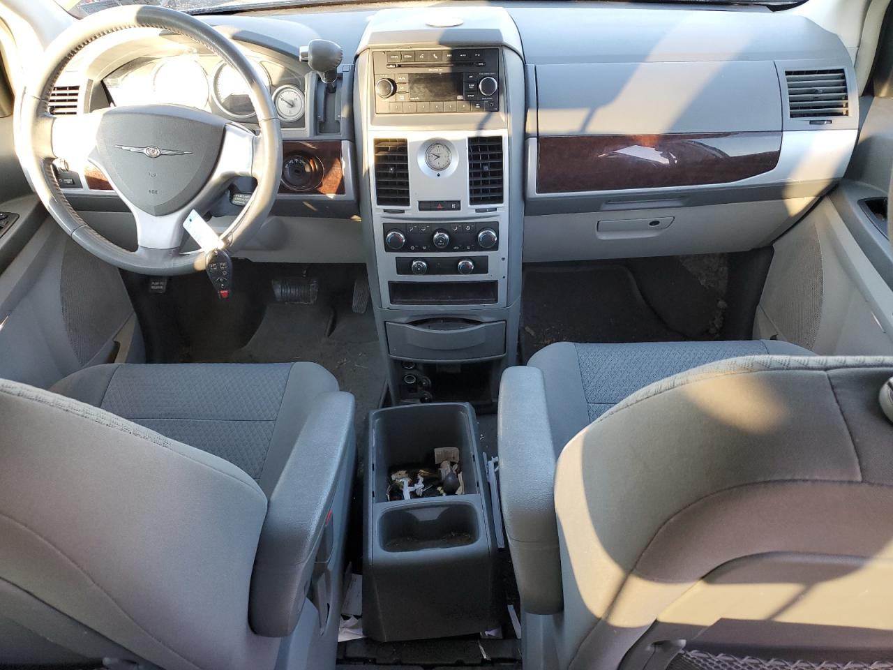 2010 Chrysler Town & Country - Image 8