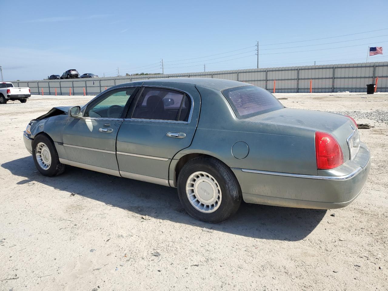 2006 Lincoln Town Car - Image 2