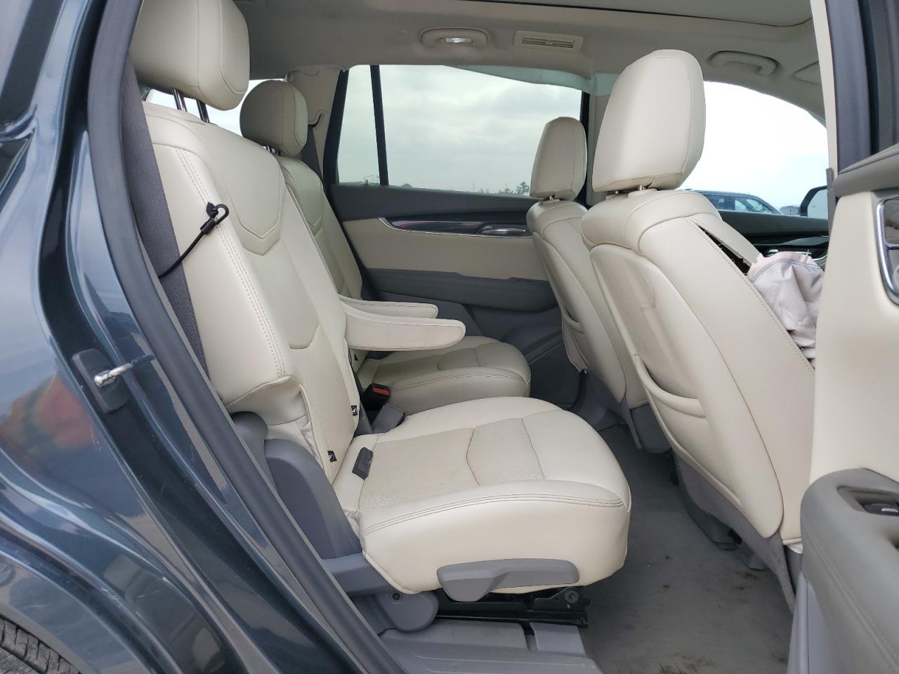 2021 Cadillac XT6 - Image 11