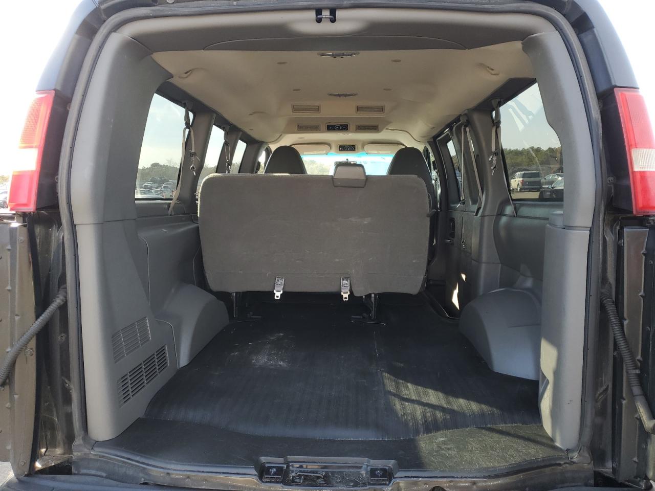2013 Chevrolet Express - Image 10