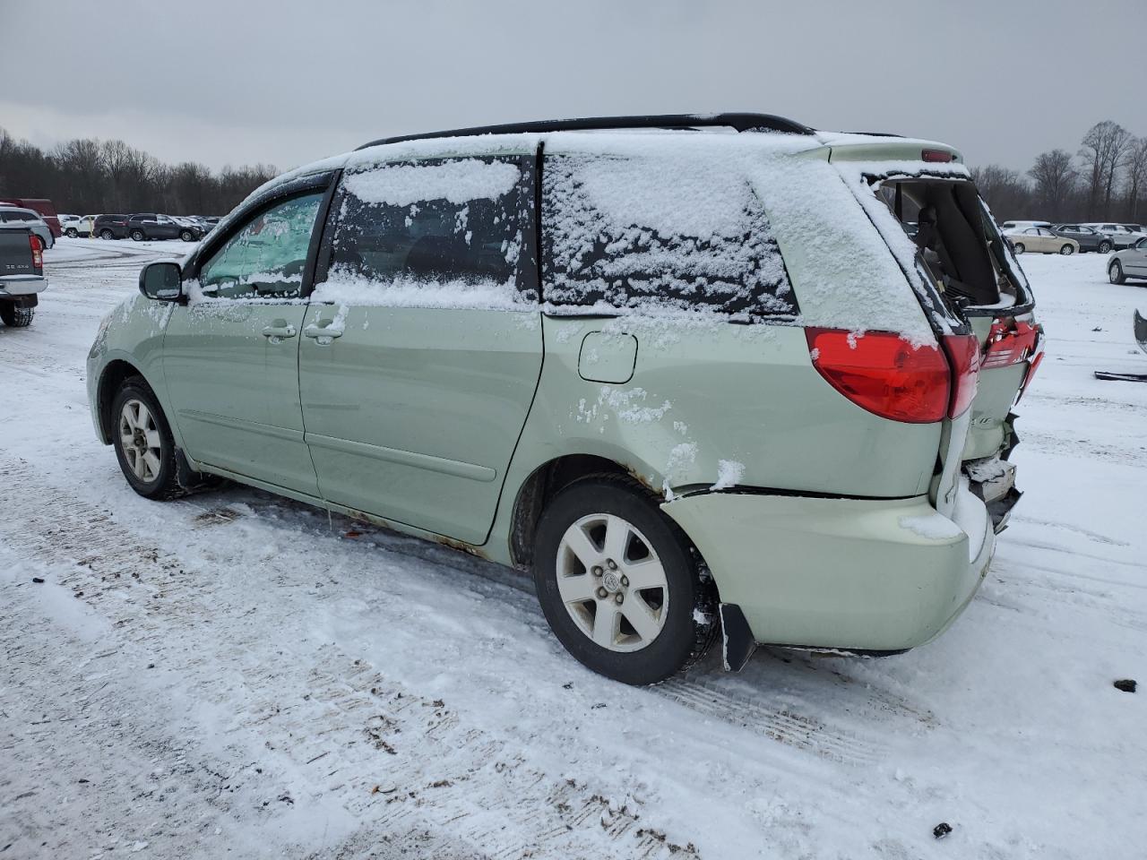 2009 Toyota Sienna - Image 2