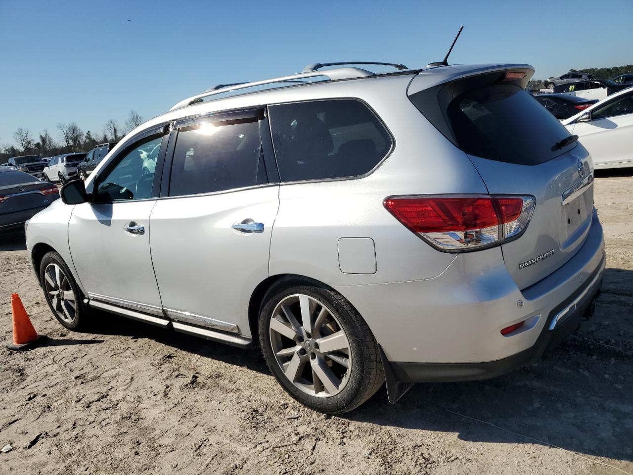 2013 Nissan Pathfinder - Image 2