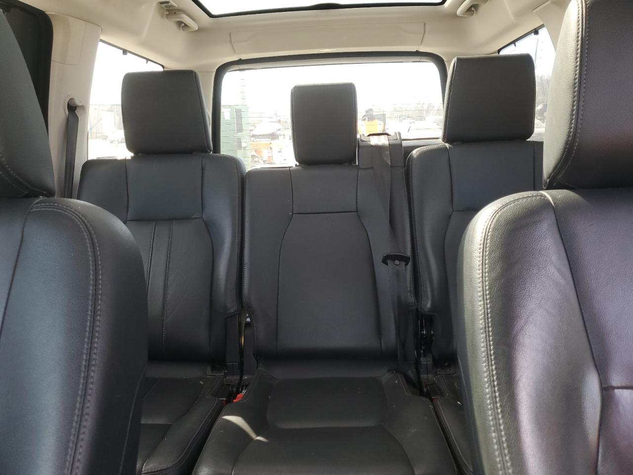 2016 Land Rover LR4 - Image 10