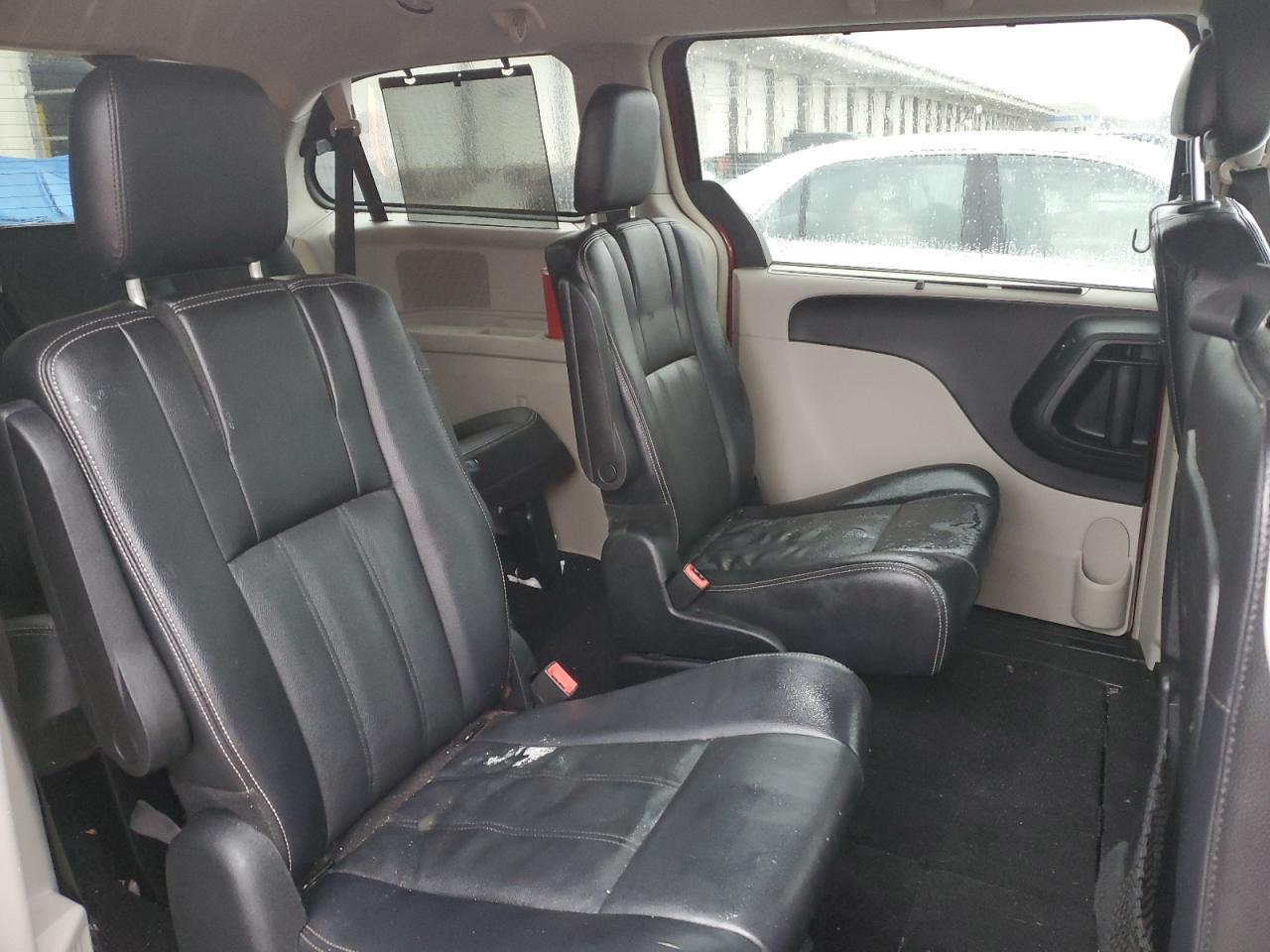 2015 Chrysler Town & Country - Image 11