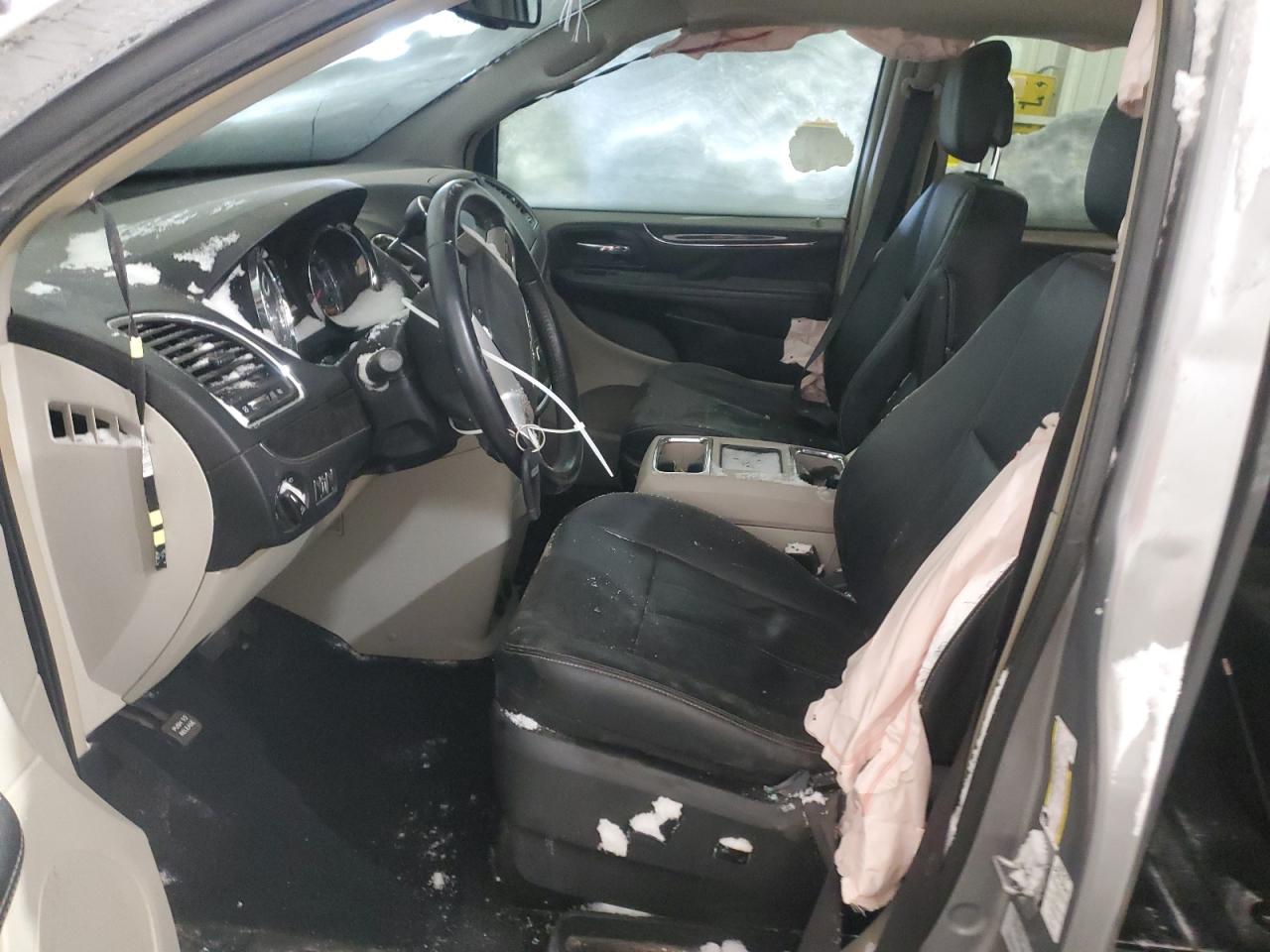 2016 Chrysler Town & Country - Image 7