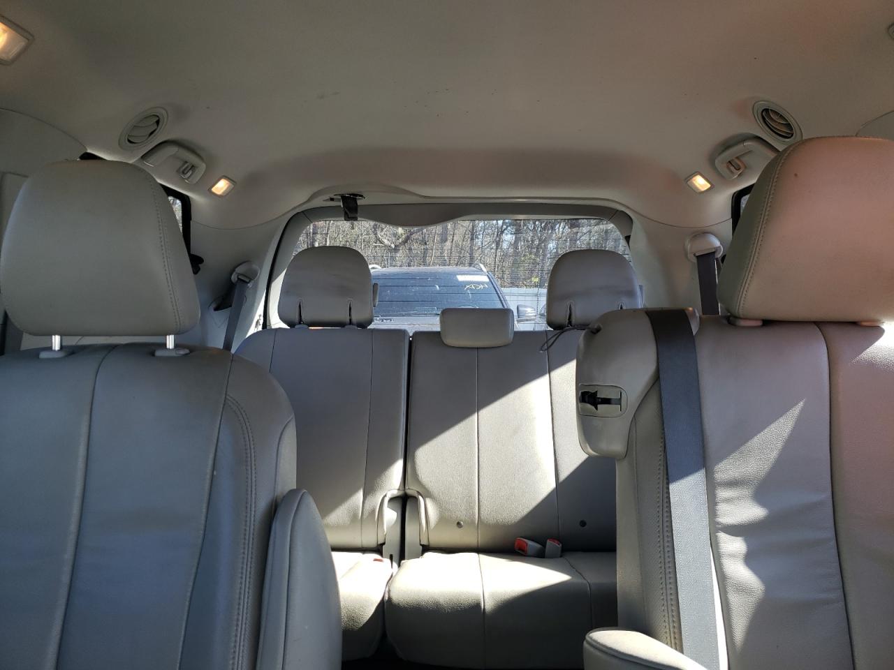 2012 Toyota Sienna - Image 10