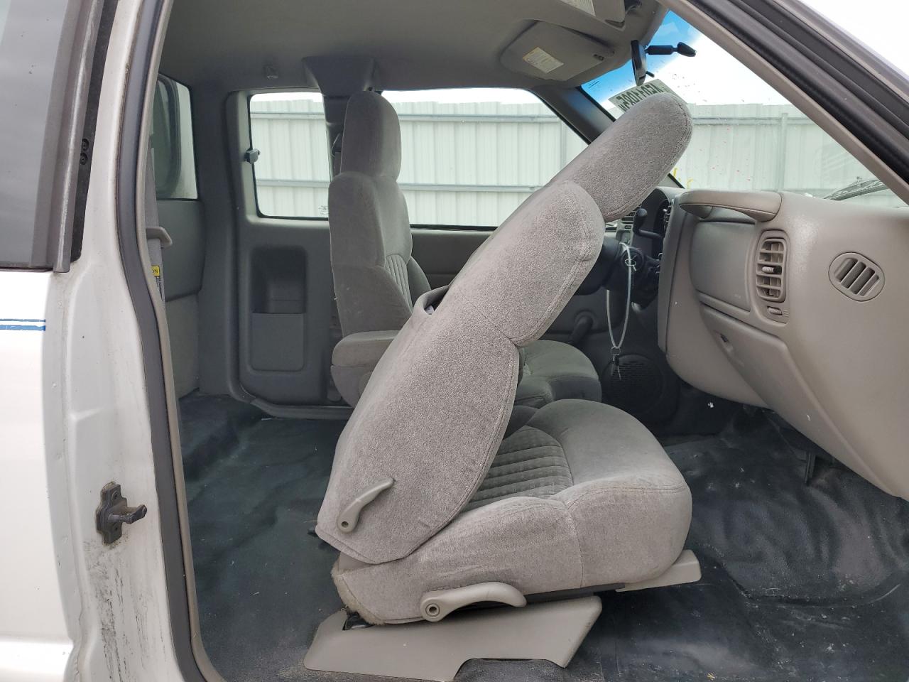 2001 Chevrolet S-10 Pickup - Image 10