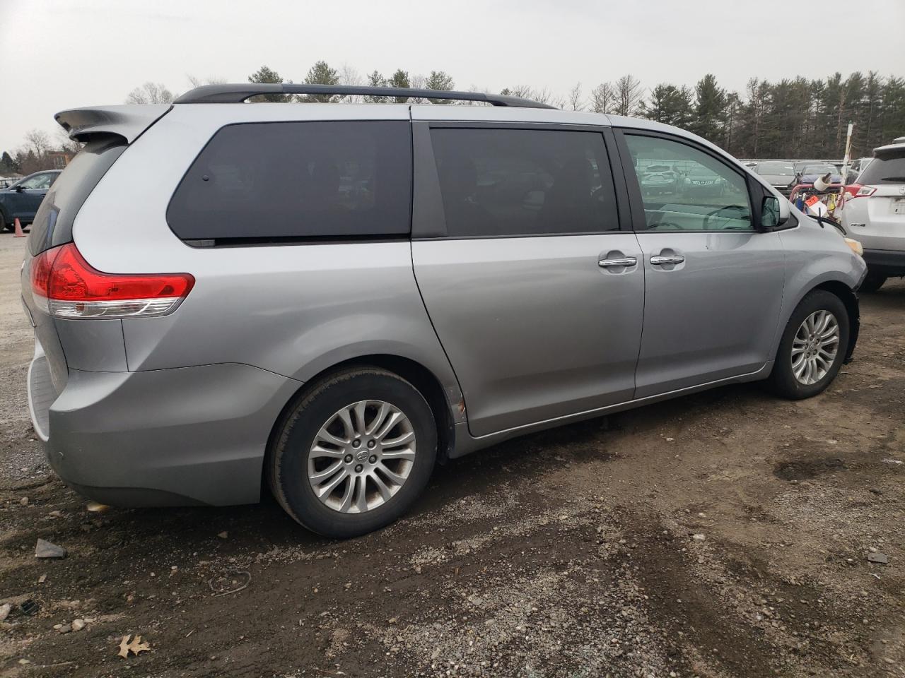 2013 Toyota Sienna - Image 3