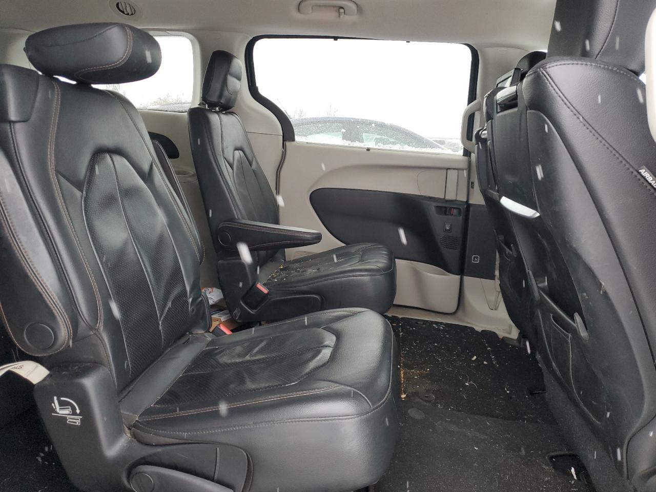 2017 Chrysler Pacifica - Image 11