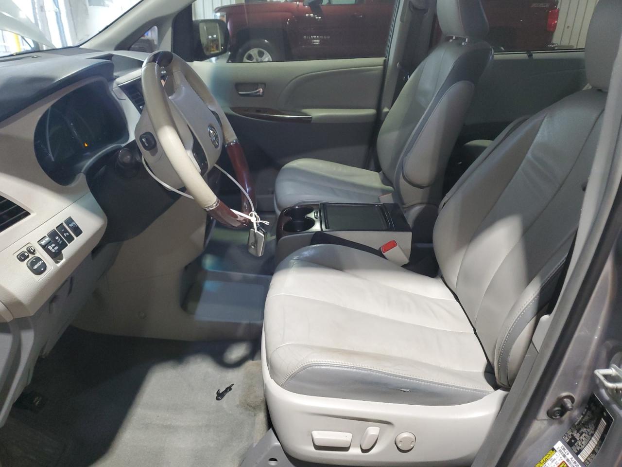 2012 Toyota Sienna - Image 7