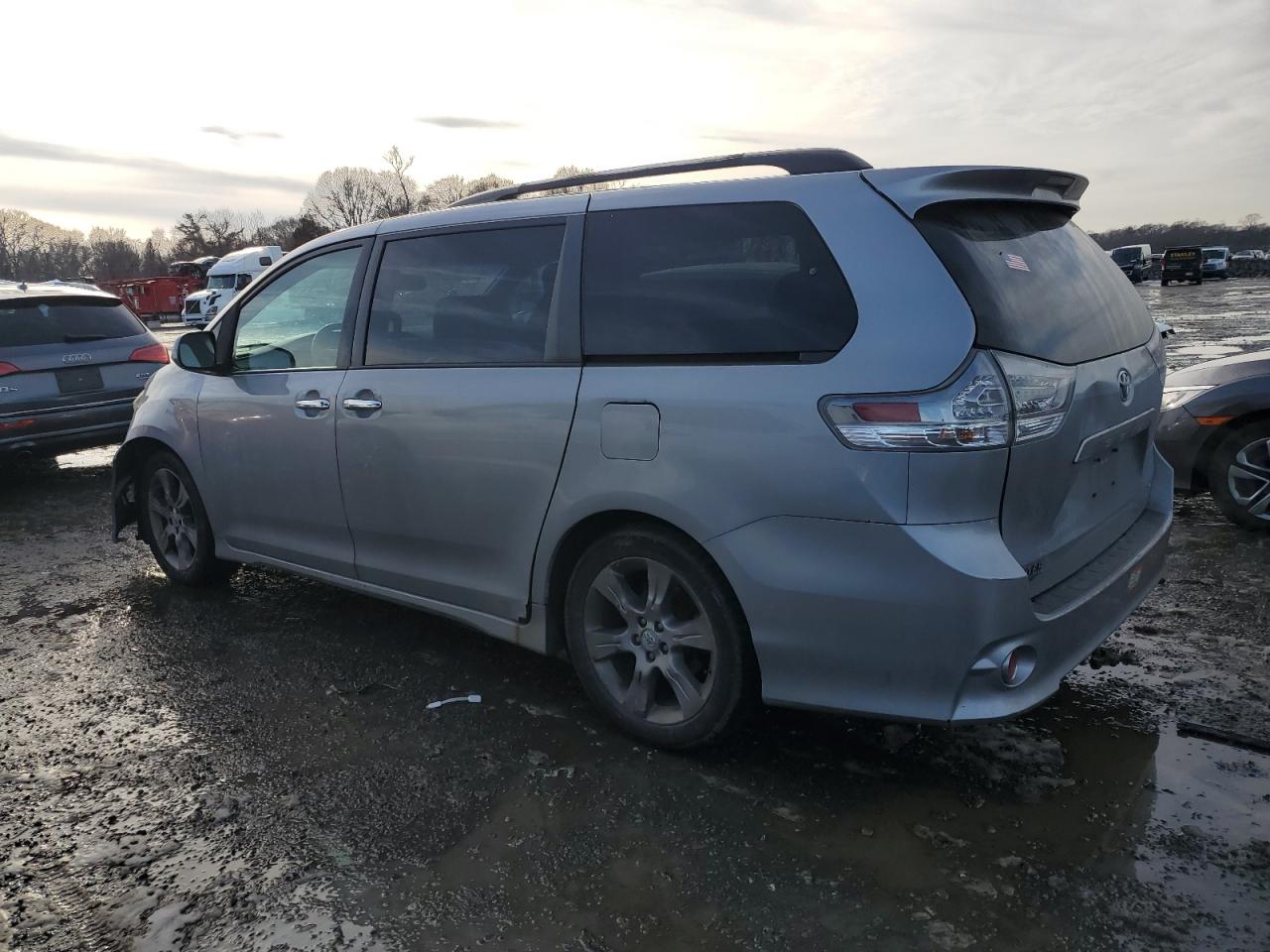 2013 Toyota Sienna - Image 2