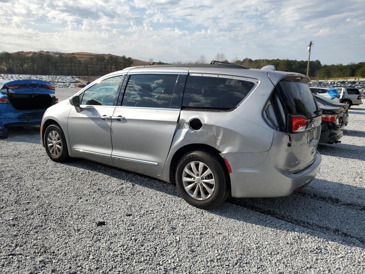 2017 Chrysler Pacifica - Image 2