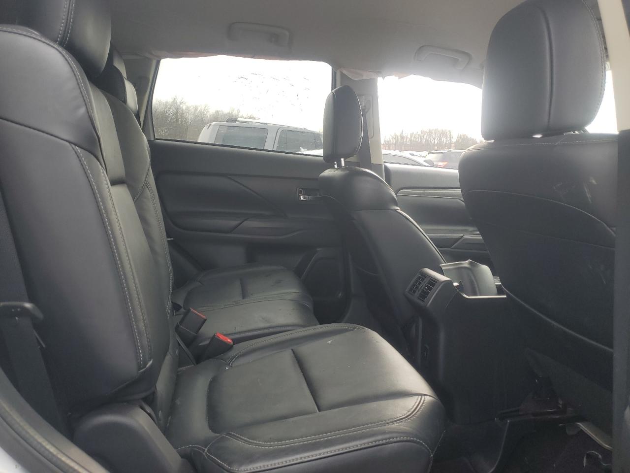 2020 Mitsubishi Outlander - Image 11
