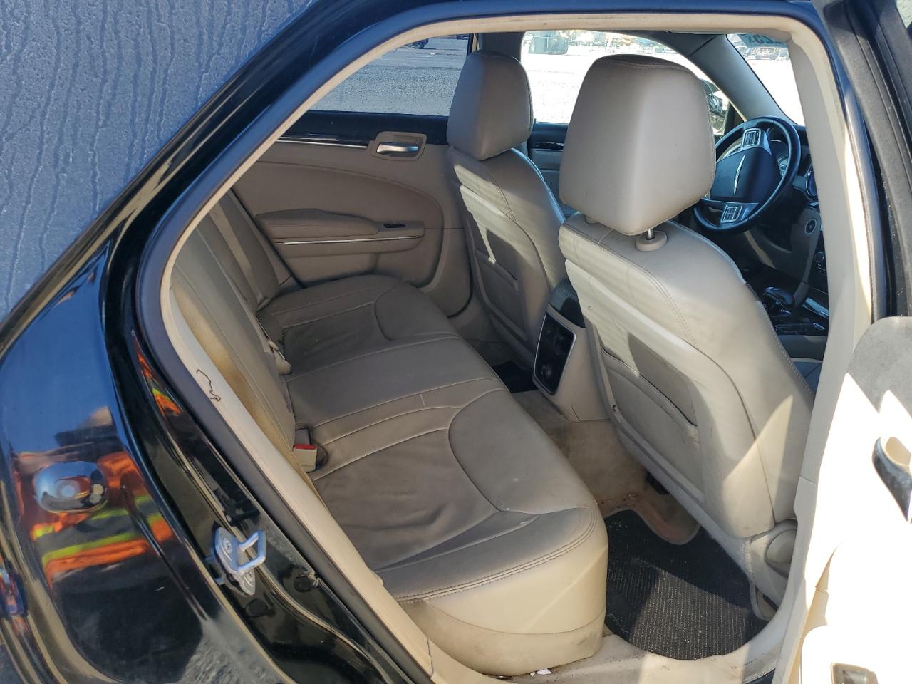 2014 Chrysler 300 - Image 10
