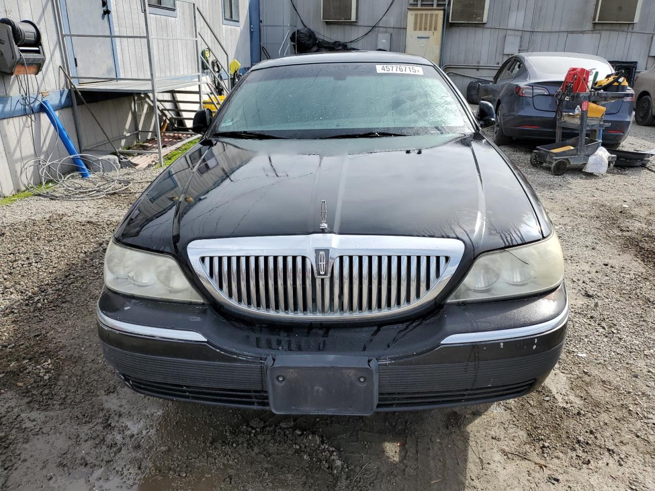 2011 Lincoln Town Car - Image 5