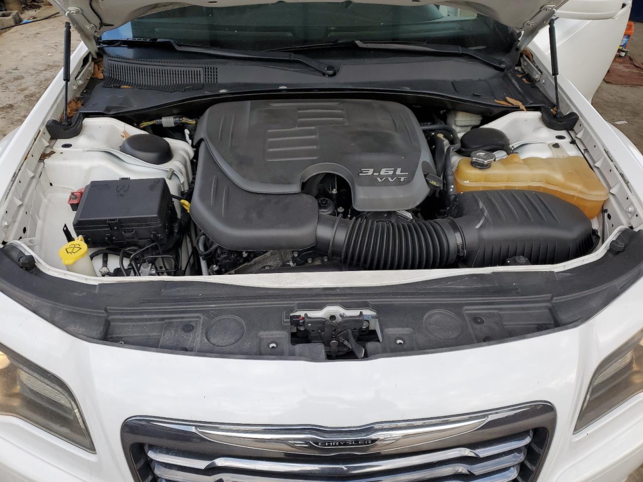 2014 Chrysler 300 - Image 13