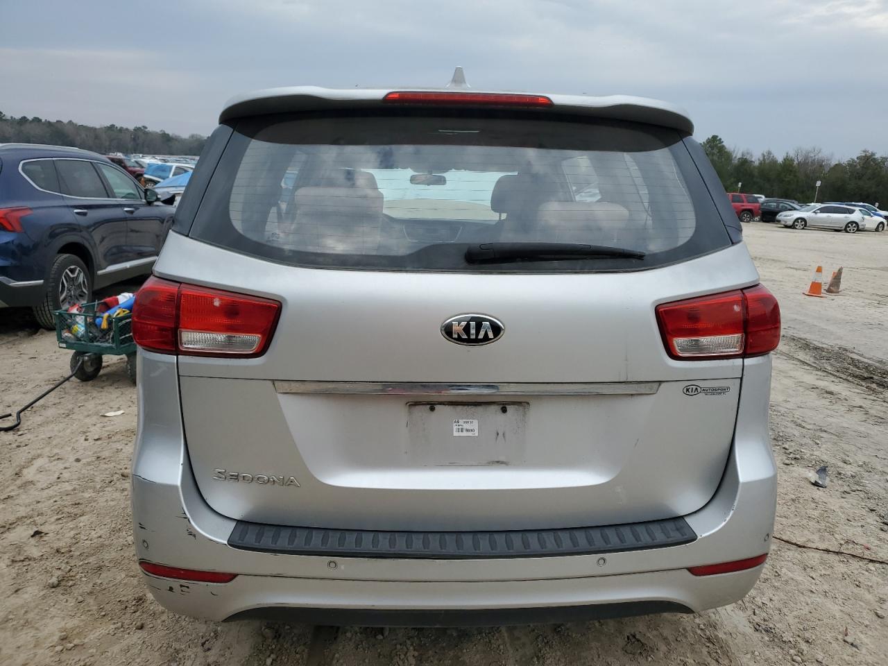 2015 Kia Sedona - Image 6