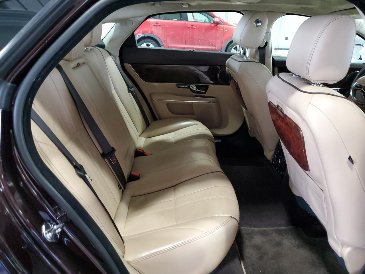 2011 Jaguar XJ - Image 10
