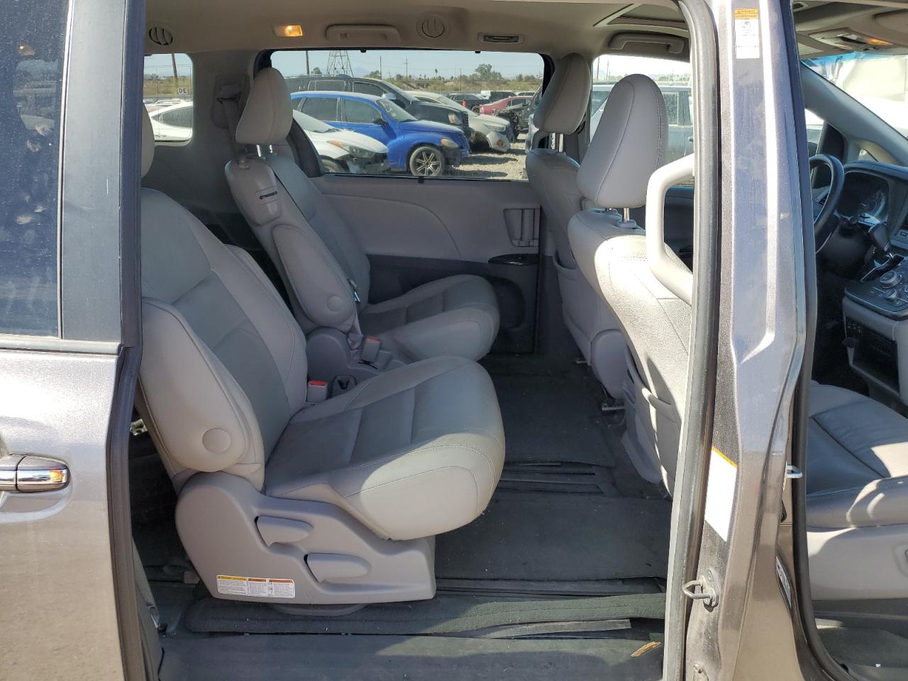 2015 Toyota Sienna - Image 11
