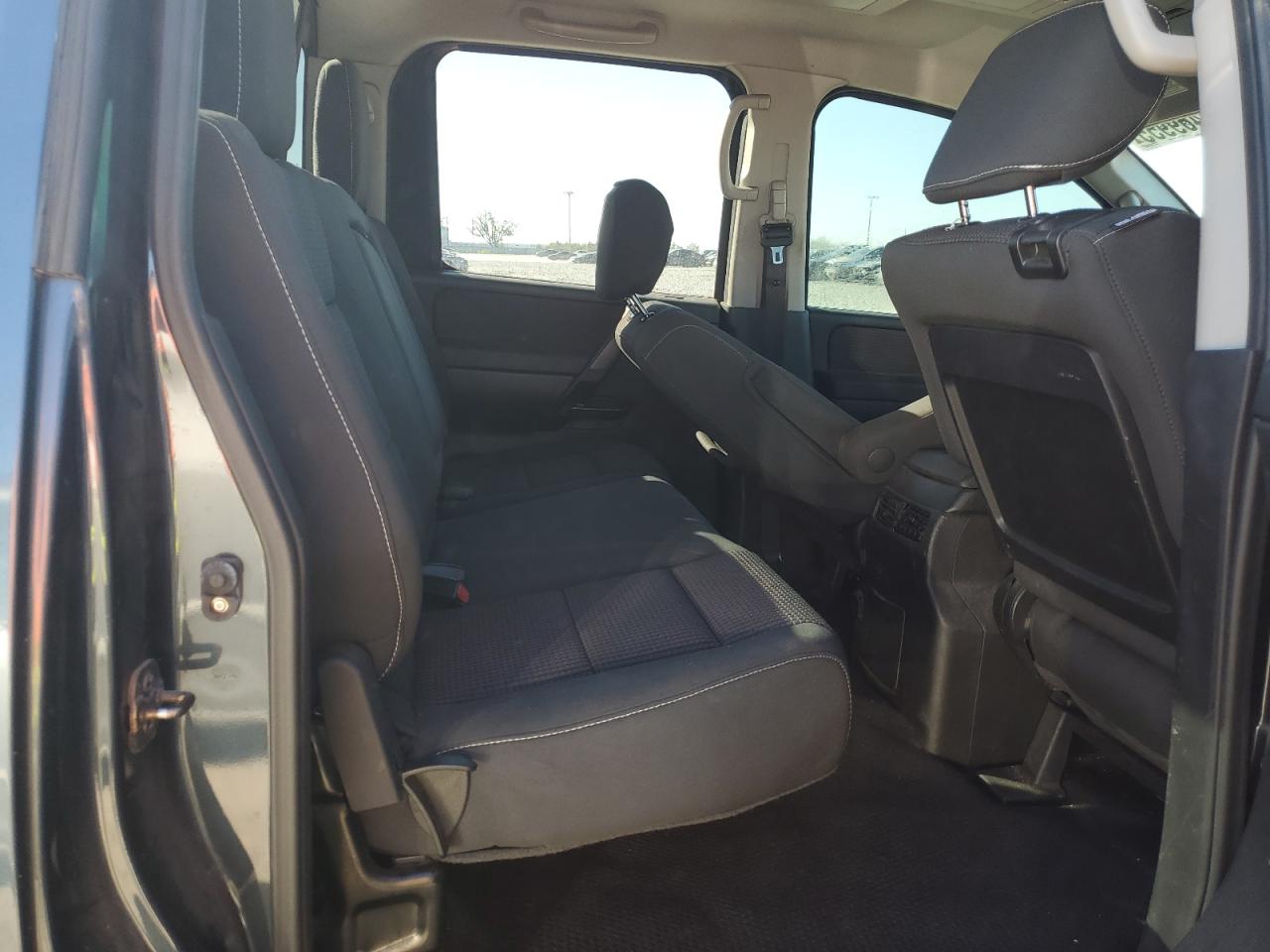 2014 Nissan Titan - Image 11