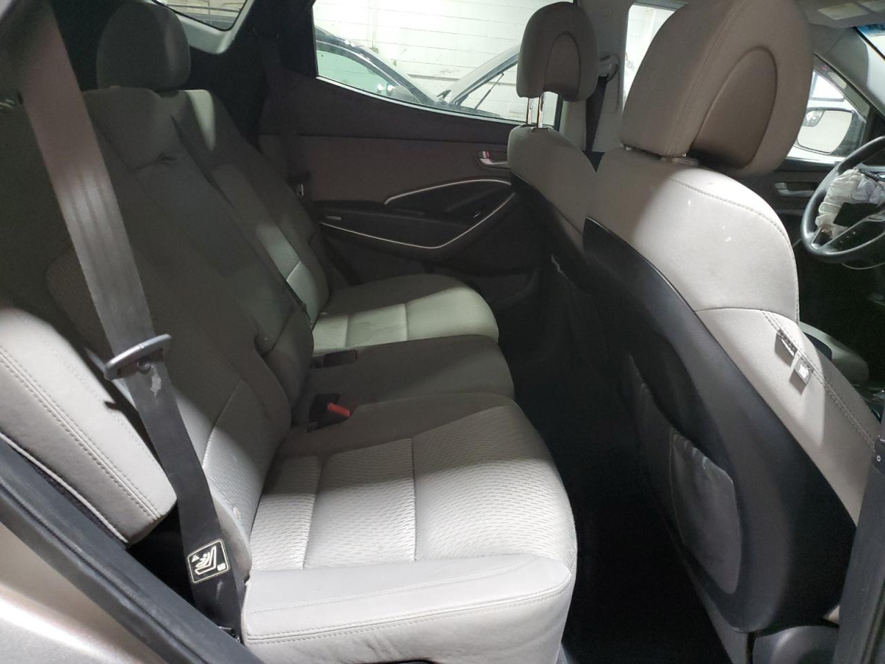 2016 Hyundai Santa Fe - Image 11