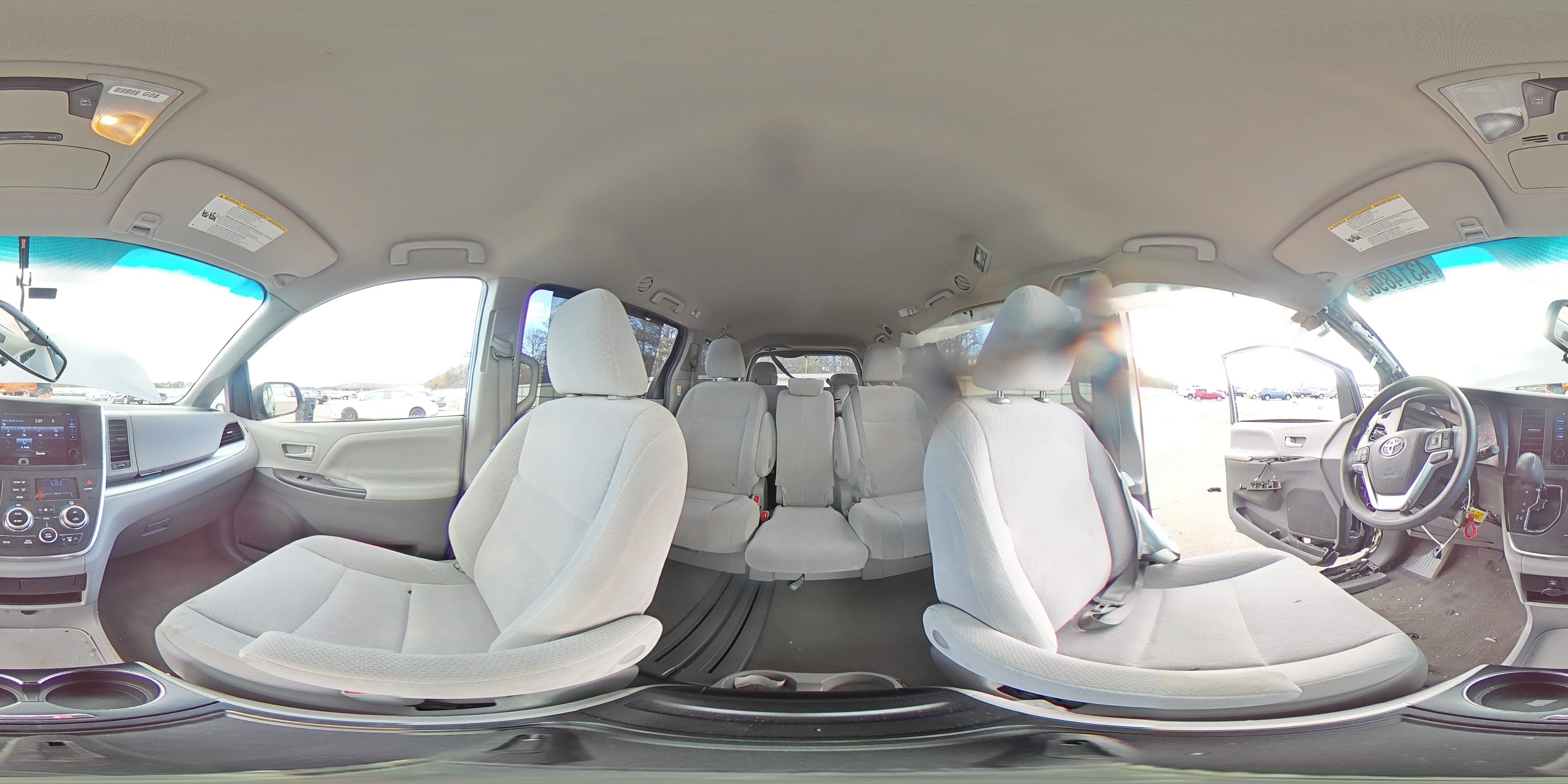 2017 Toyota Sienna - Image 14