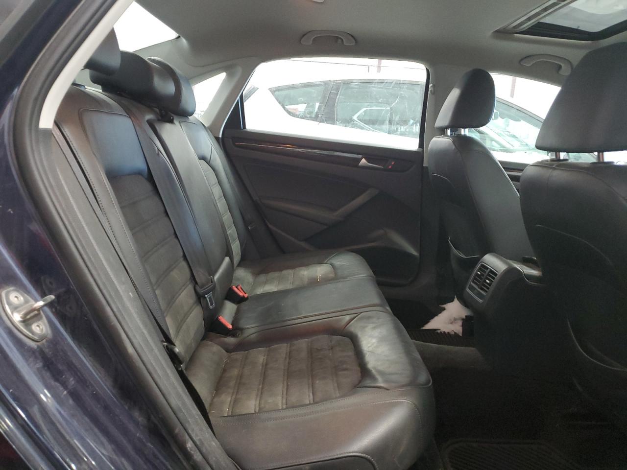 2015 Volkswagen Passat - Image 10