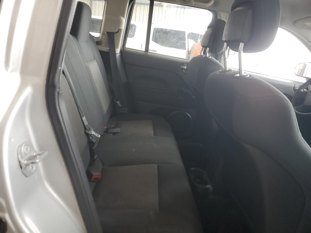 2010 Jeep Compass - Image 11