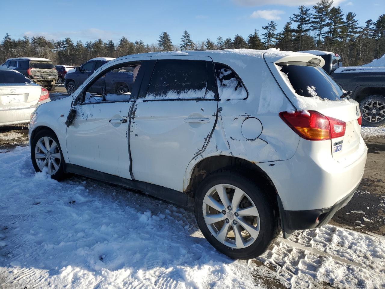 2015 Mitsubishi Outlander - Image 2