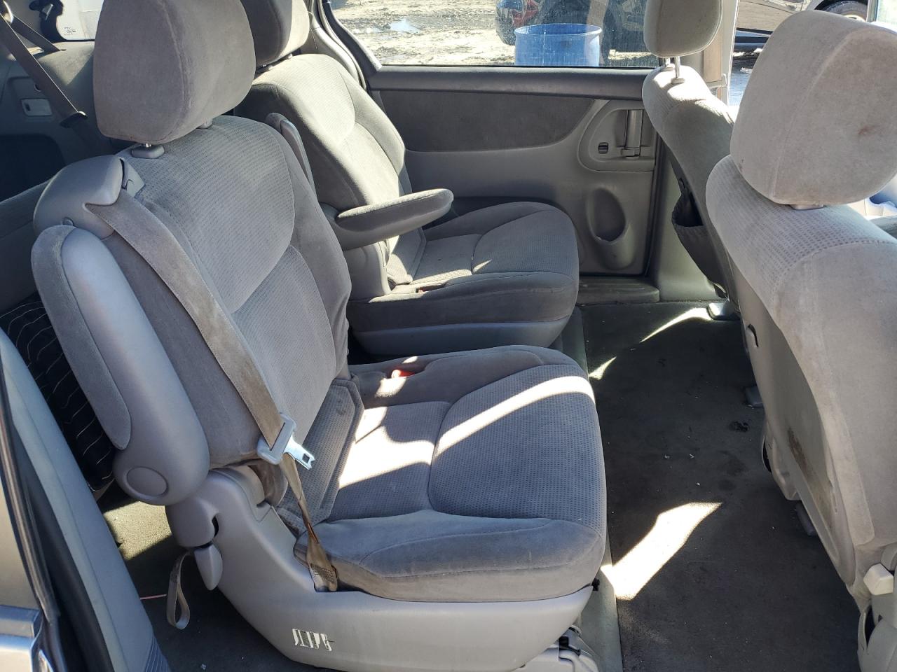 2004 Toyota Sienna - Image 12