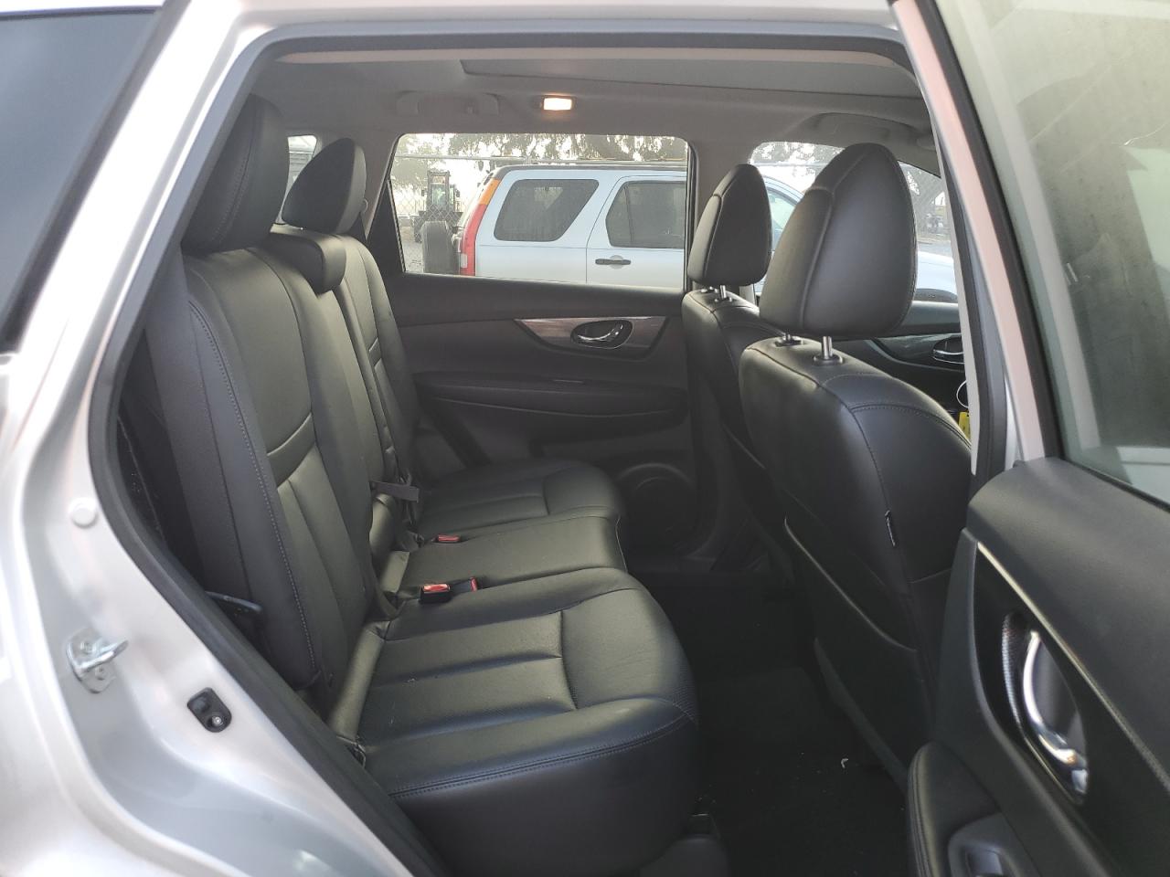2015 Nissan Rogue - Image 11
