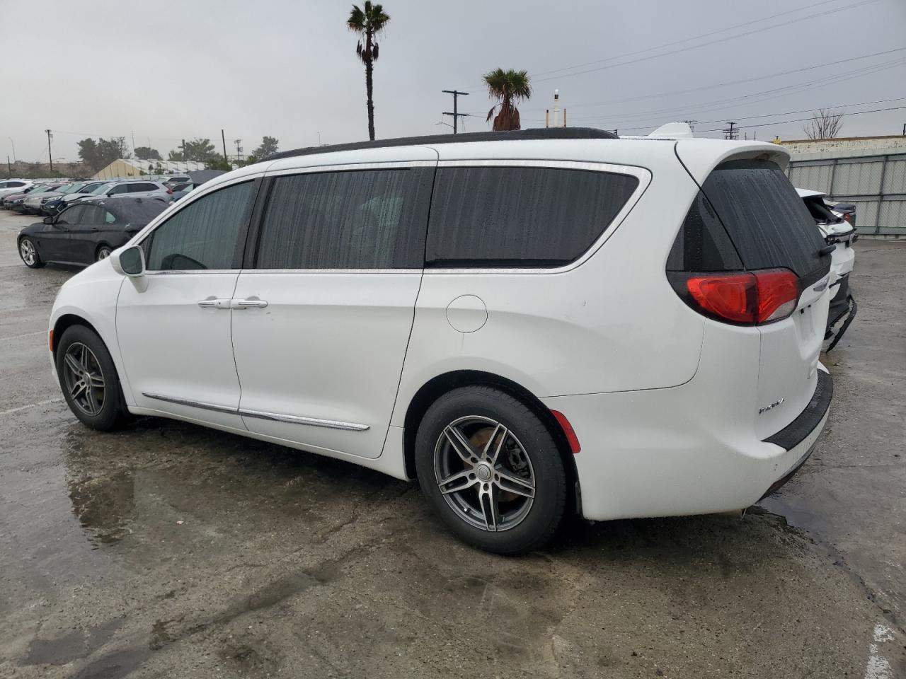 2017 Chrysler Pacifica - Image 2
