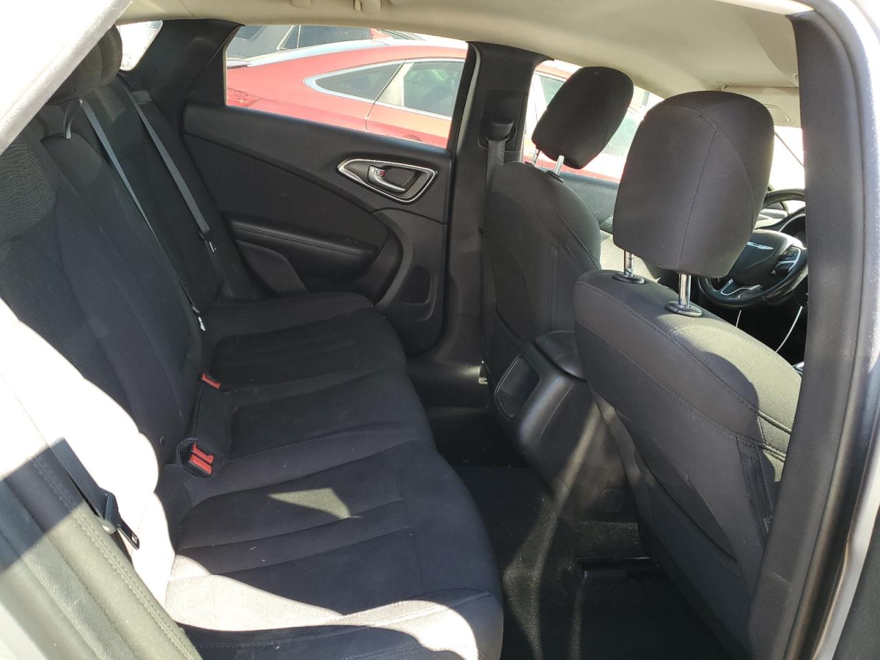 2016 Chrysler 200 - Image 10