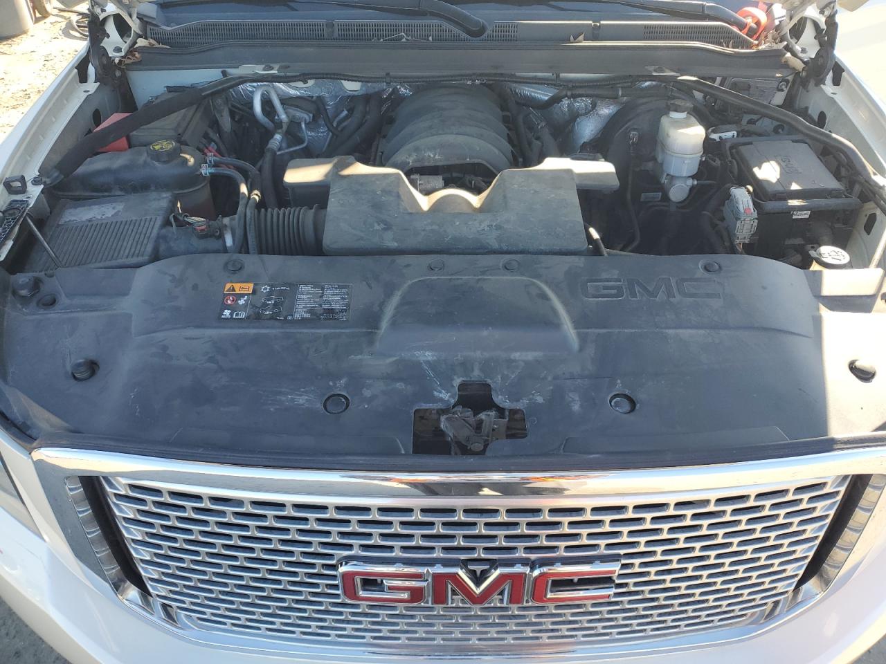 2015 GMC Yukon - Image 12