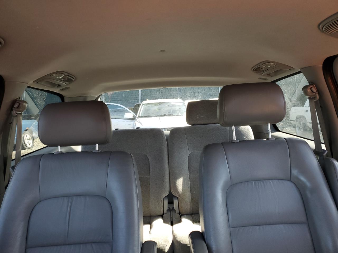 2004 Kia Sedona - Image 10