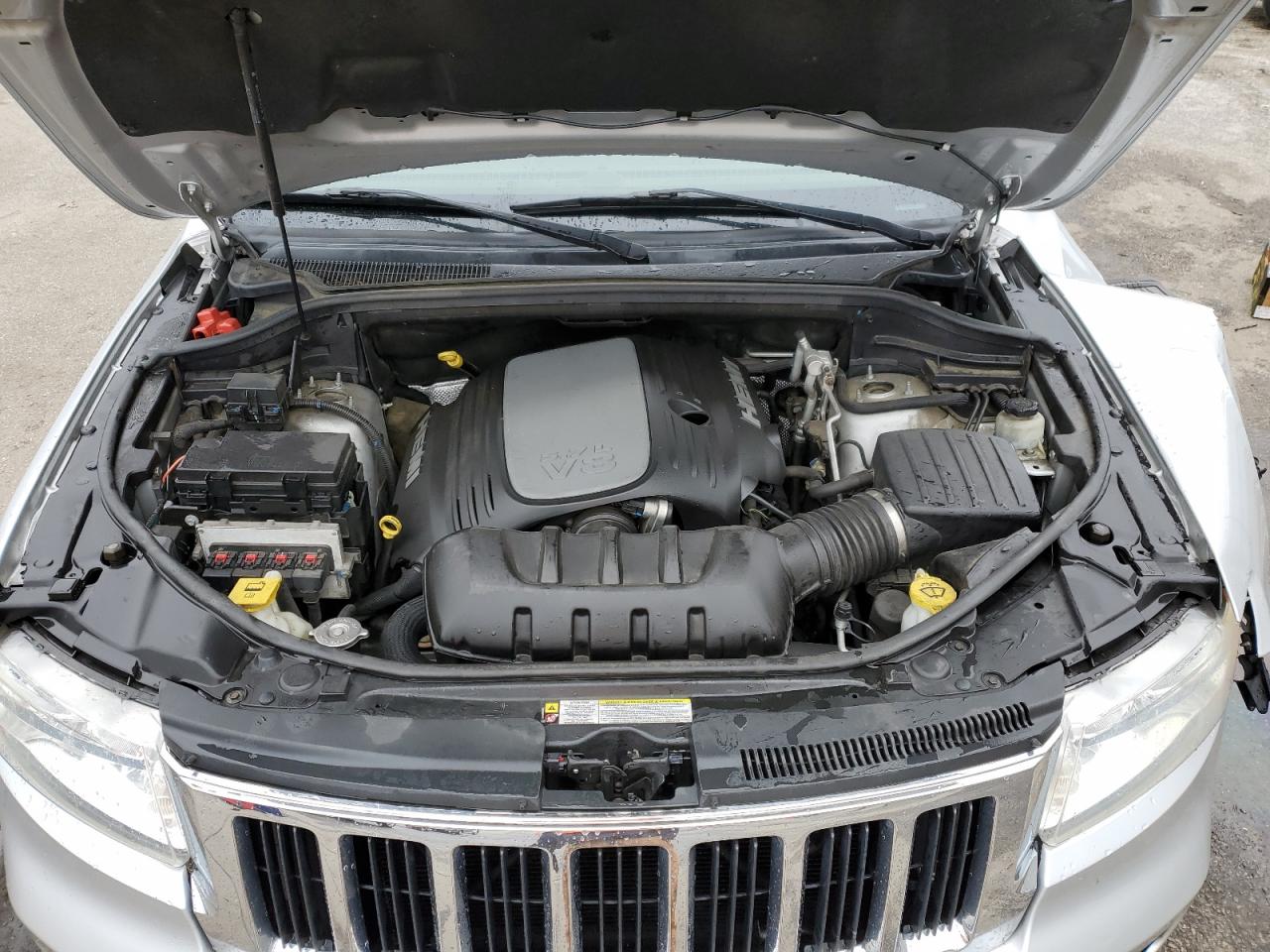 2011 Jeep Grand Cherokee - Image 12