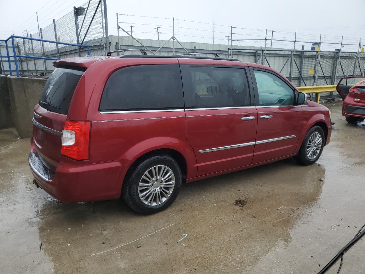 2014 Chrysler Town & Country - Image 3