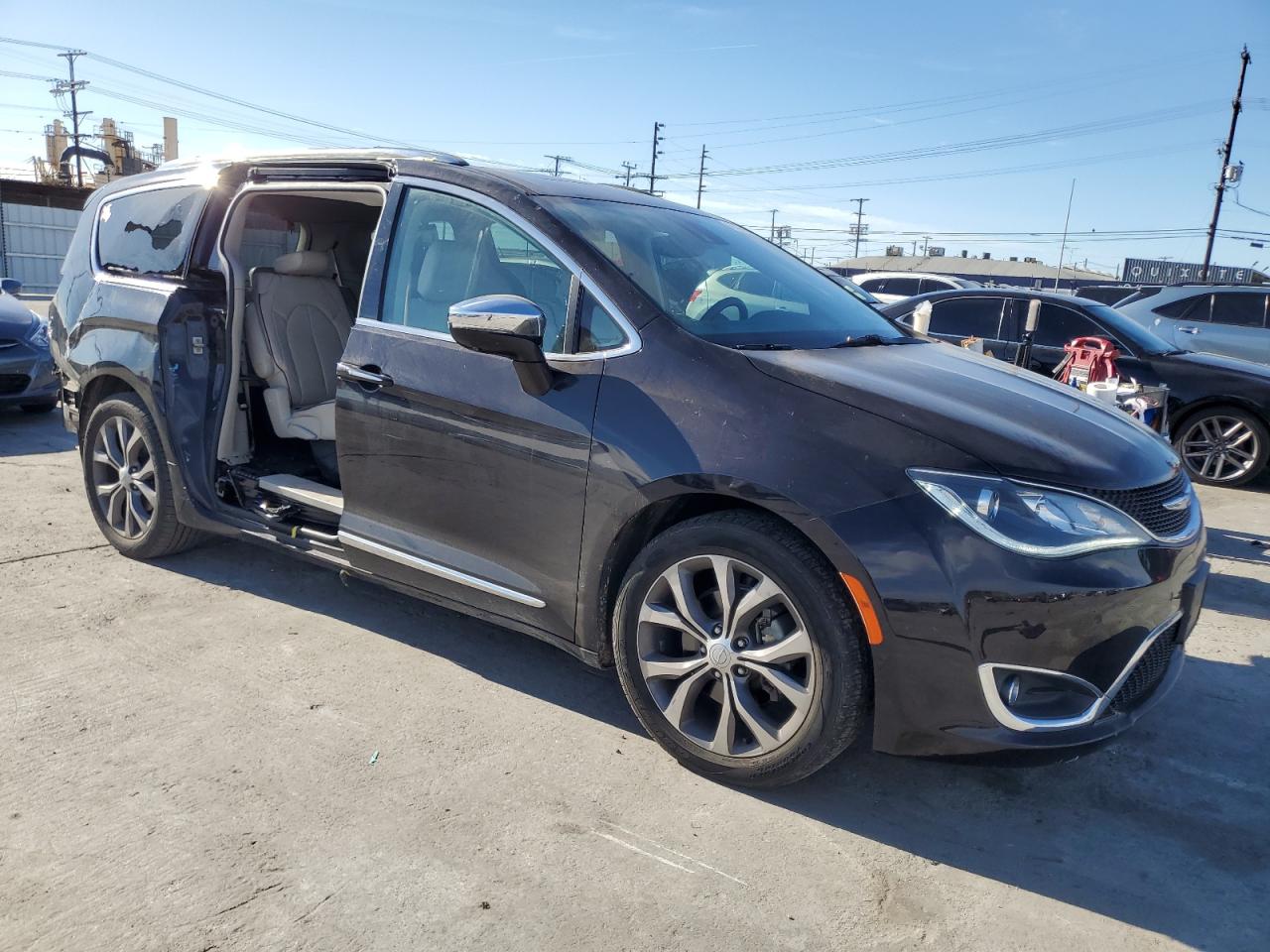 2017 Chrysler Pacifica - Image 4