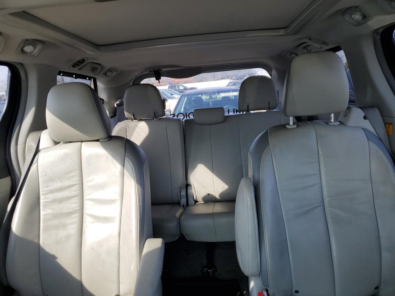 2013 Toyota Sienna - Image 10