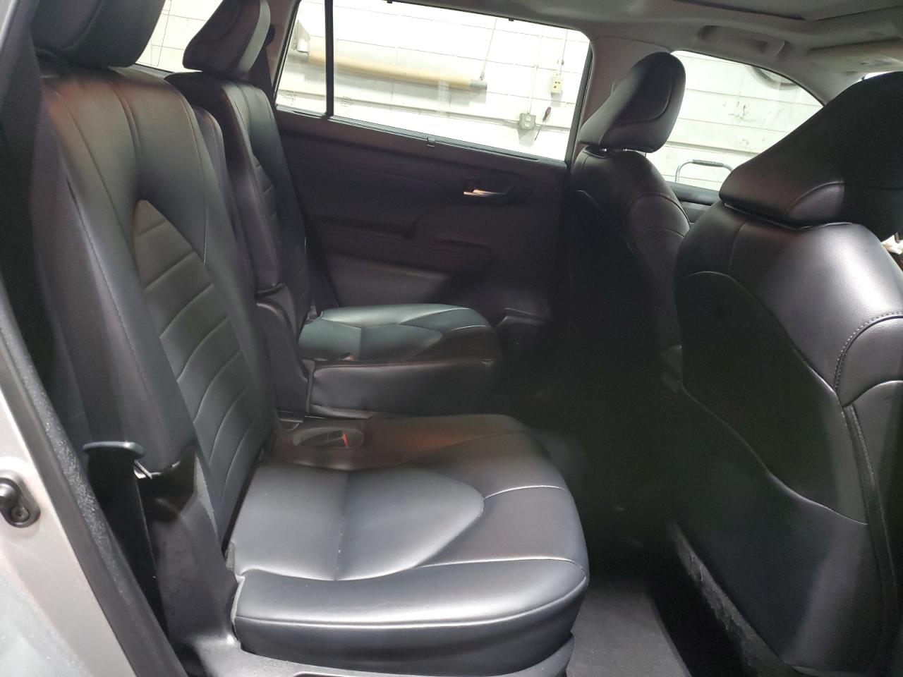 2022 Toyota Highlander - Image 12